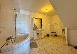 Serviettes fournies, savon, shampoing, papier toilette