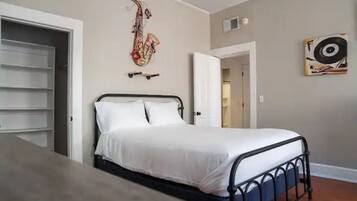 2 bedrooms, desk, iron/ironing board, WiFi