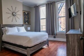 Escritorio, tabla de planchar con plancha, wifi y ropa de cama 