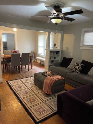 Living area - Charming 2-bedroom house in busy downtown Indianapolis with WiFi, AC. (Indianapolis)