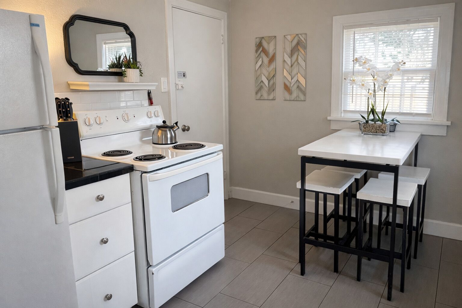 منزل - عدة أسرّة - برواق - منظر للحديقة (915 23rd St - Group) | مطبخ خاص | ثلاجة، ميكروويف، فرن، موقد طهي مسطح