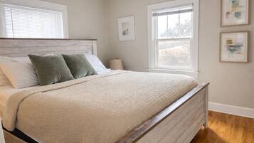 House, Multiple Beds, Patio, Garden View (915 23rd St - Group)