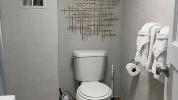 House, Multiple Beds, Patio, Garden View (915 23rd St - Group) | Bathroom