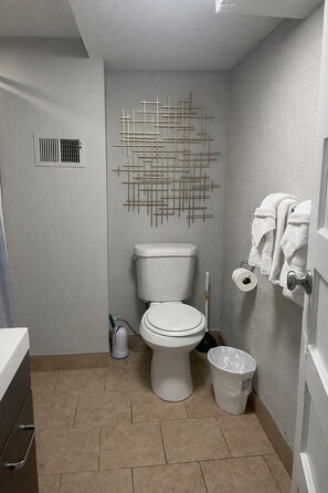 House, Multiple Beds, Patio, Garden View (915 23rd St - Group) | Bathroom