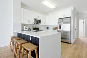 電子レンジ、オーブン、コンロ、食器洗い機