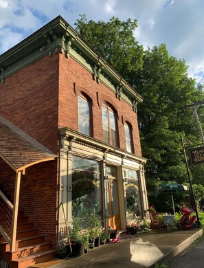 Exterior - Historic, beautifully renovated riverside apartment in North Ferrisburgh (Ferrisburgh)