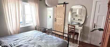 2 bedrooms, travel crib, free WiFi, bed sheets
