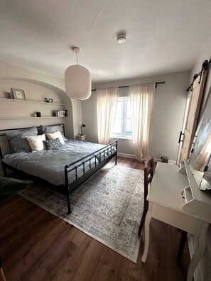 2 bedrooms, travel crib, free WiFi, bed sheets