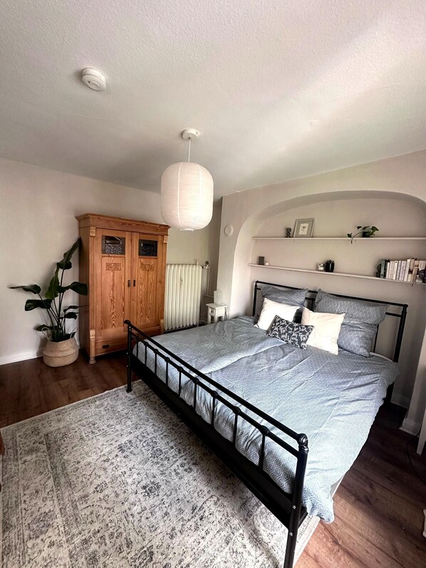 2 bedrooms, travel crib, free WiFi, bed sheets