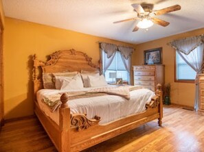 3 bedrooms, iron/ironing board, free WiFi, bed sheets - Sleeps 12! Main Level Primary Suite - Beautiful Backyard Oasis! (Lawrence)