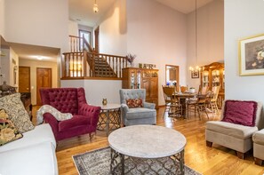 TV, fireplace, offices, printers - Sleeps 12! Main Level Primary Suite - Beautiful Backyard Oasis! (Lawrence)