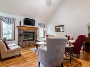 TV, fireplace, offices, printers - Sleeps 12! Main Level Primary Suite - Beautiful Backyard Oasis! (Lawrence)