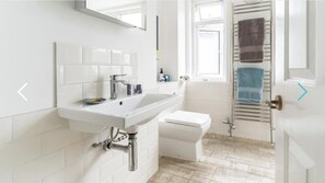 Bathroom - Harbour Strand (Falmouth)