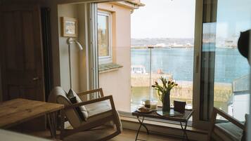 Una televisión de pantalla plana