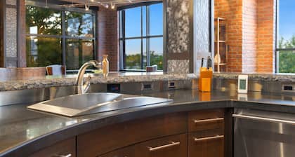 Penthouse With Mountain Views in Heart of Old Town