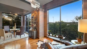 Townhouse, Beberapa Tempat Tidur, hot tub, pemandangan gunung (200 S College Ave) | Area keluarga | Televisi layar datar 64-inci dengan saluran TV digital dan perapian