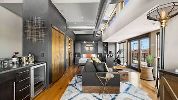 Stadtwohnung, Mehrere Betten, Whirlpool, Bergblick (200 S College Ave) | 2 Schlafzimmer, individuell dekoriert, individuell eingerichtet