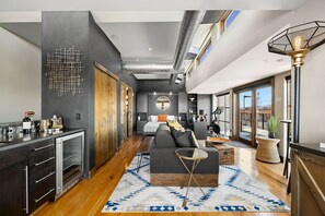 タウンホーム ベッド (複数台) スパ浴槽 マウンテンビュー (200 S College Ave) | 2 室のベッ  ドルーム、客室ごとに異なる装飾、客室ごとに異なるインテリア、デスク