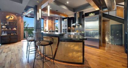 Penthouse With Mountain Views in Heart of Old Town