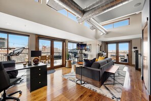 Maison en rangée, Plusieurs lits, baignoire à remous, vue sur la montagne (200 S College Ave) | Aire de séjour | Téléviseur à écran plat de 64 po avec télévision numérique, foyer