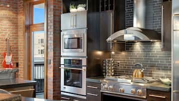 Townhouse, Beberapa Tempat Tidur, hot tub, pemandangan gunung (200 S College Ave) | Dapur pribadi | Lemari es, microwave, oven, dan kompor