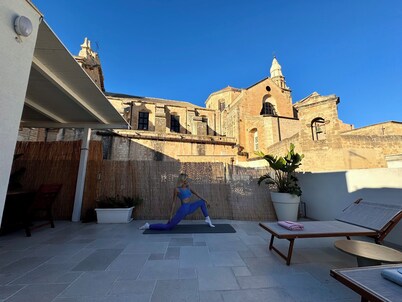 Molini Mansion. Cozy house just 20 meters from the beach in Old Port