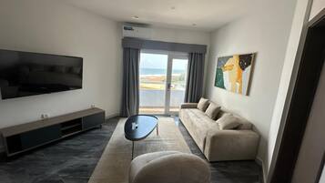 Suite Exclusive, balcone, vista oceano | Area soggiorno | Giocattoli