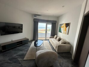 Phòng Suite Exclusive, ban công, quang cảnh biển | Khu phòng khách | Đồ chơi 