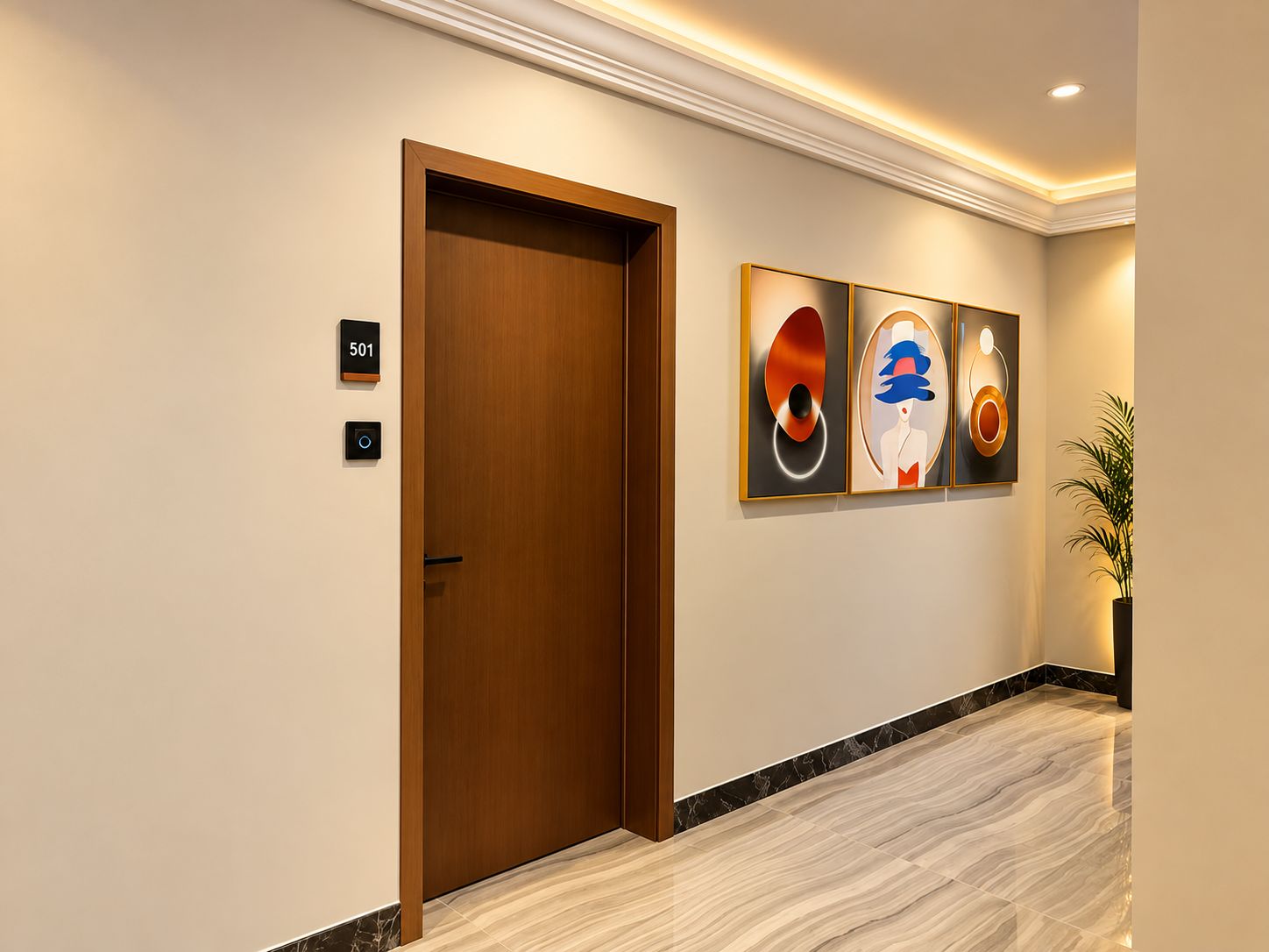 Un pasillo de hotel con una puerta de madera, un cartel con el número de habitación y arte abstracto en la pared.