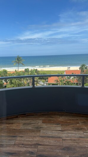 Bộ đồ giường cao cấp, két bảo mật tại phòng, bàn 