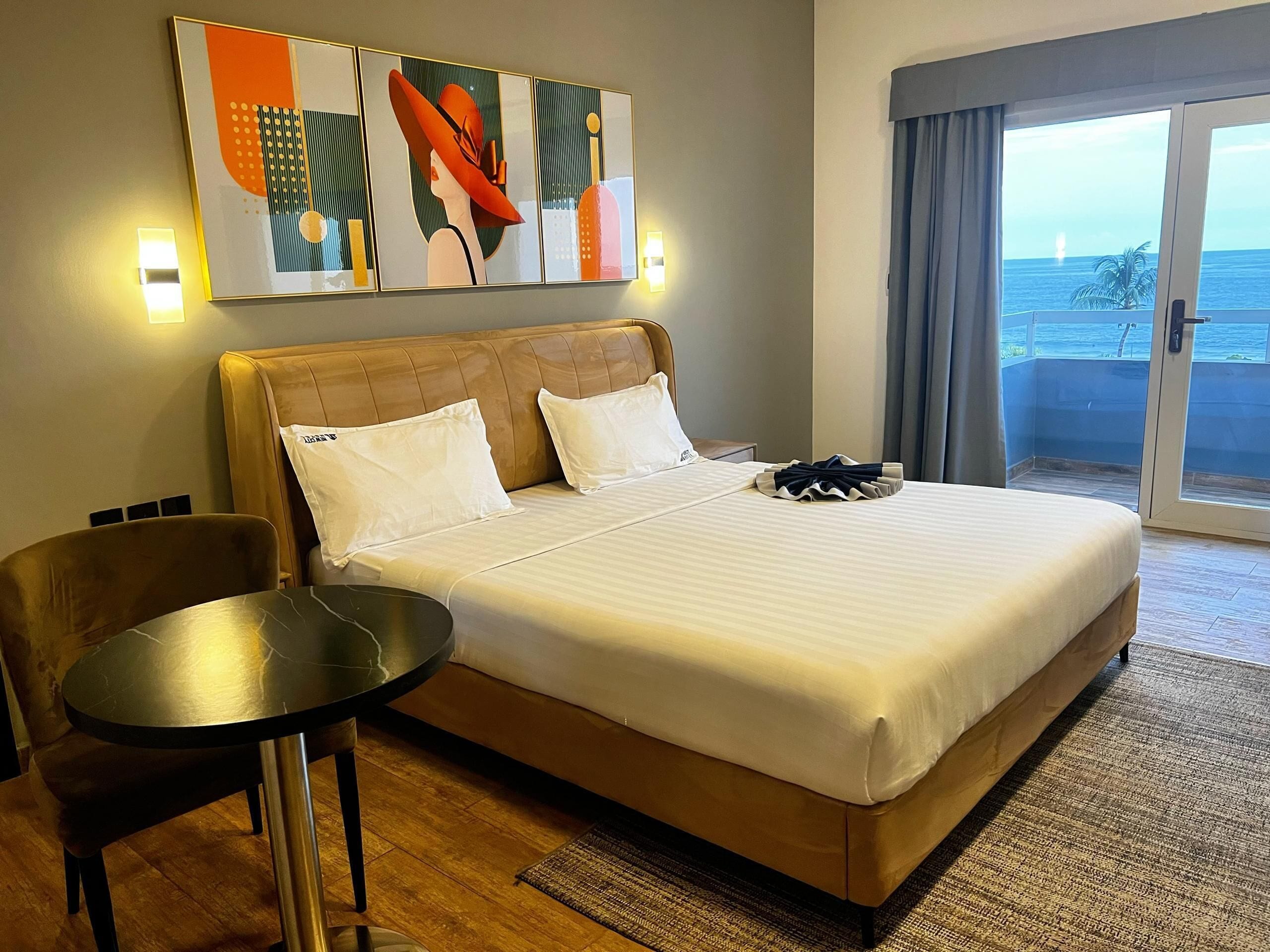 Executive dubbelrum - balkong - havsutsikt | Sängtillbehör av högsta kvalitet och värdeförvaringsskåp på rummet