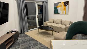 Suite Exclusive, balcone, vista oceano | Area soggiorno | Giocattoli