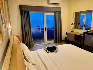 Kahden hengen executive-huone, parveke, valtamerinäköala | Ylelliset vuodevaatteet, tallelokero huoneessa, työpöytä