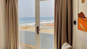 Suite exclusiva, balcón, vista al océano | Área de sala de estar | Juguetes