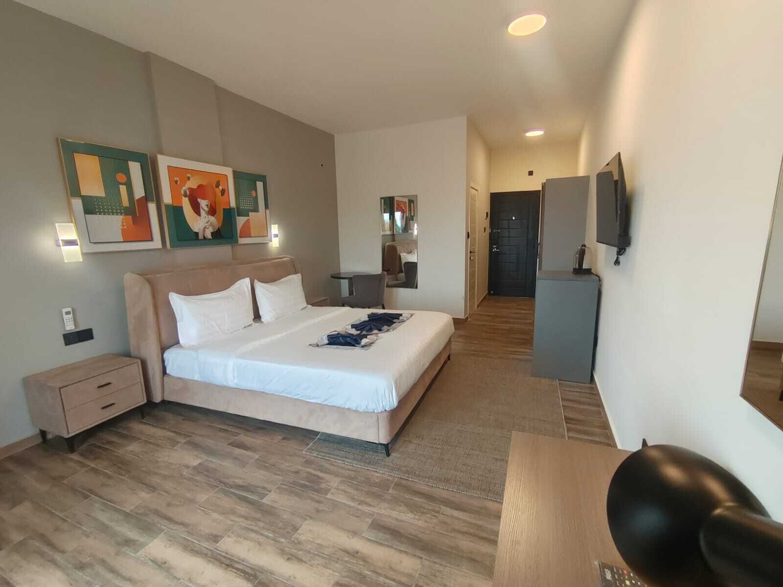 Standard-huone | Ylelliset vuodevaatteet, tallelokero huoneessa, työpöytä