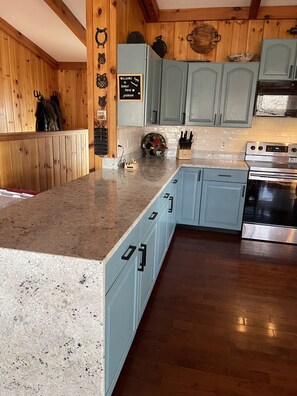 Microwave, oven, stovetop, dishwasher - Mountain Views @ Sunset Ridge -Privacy and Seclusion! (Mathias)