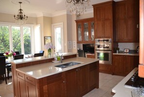 Micro-ondes, four, plaque de cuisson, lave-vaisselle