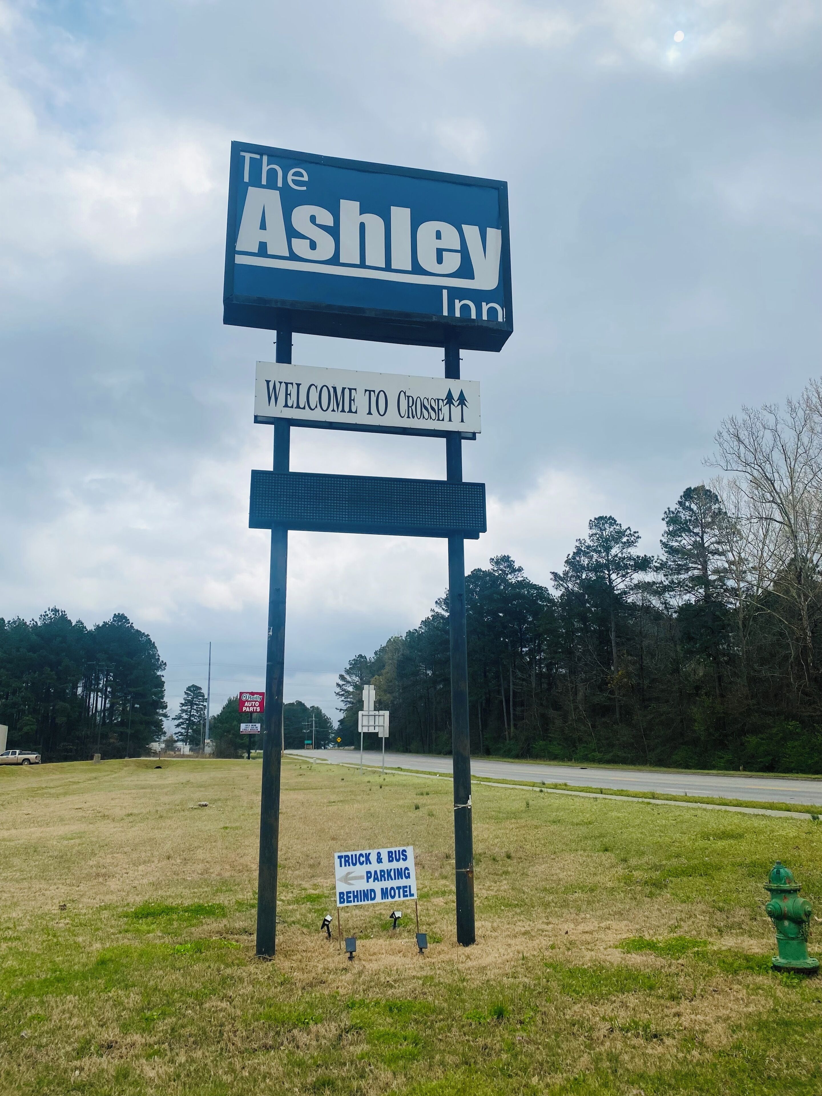 Ein Schild eines Motels mit der Aufschrift 'The Ashley Inn' und 'Willkommen in Crossett'.