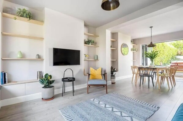 Télévision à écran plat