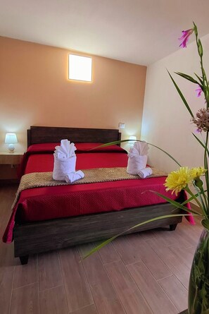1 bedroom, desk, free WiFi, bed sheets - Mariella House (Sciacca)