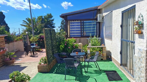 Outdoor dining - Mariella House (Sciacca)