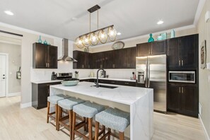 Casa, diversos llits, pati, vistes a la muntanya (381 Osiander Street) | Cuina privada | Frigorífic, microones, forn i placa de cuina