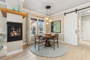 Casa, diversos llits, pati, vistes a la muntanya (381 Osiander Street) | Servei de restauració