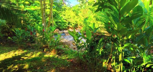 Cabin in La Fortuna with rustic finishes, river and forest