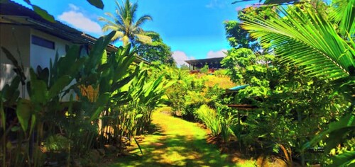 Cabin in La Fortuna with rustic finishes, river and forest