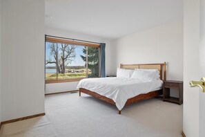 6 bedrooms, iron/ironing board, free WiFi, bed sheets