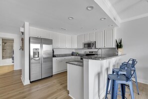 Fridge, microwave, oven, stovetop - Boardwalk to Beach ready! Boat Slip & Parking. Dogs allowed OffSeason W Approval (Ocean City)