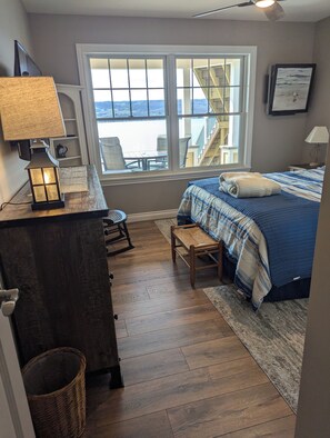 2 bedrooms, iron/ironing board, WiFi, bed sheets - Charming 2-bedroom guest suite right on Keuka Lake with all the comforts of home (Penn Yan)