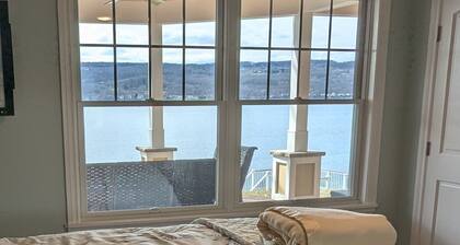 Charming 2-bedroom guest suite right on Keuka Lake with all the comforts of home