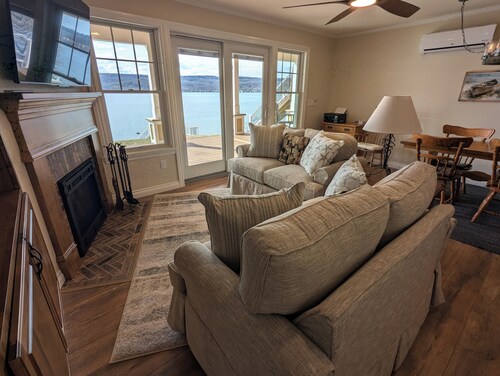 Charming 2-bedroom guest suite right on Keuka Lake with all the comforts of home